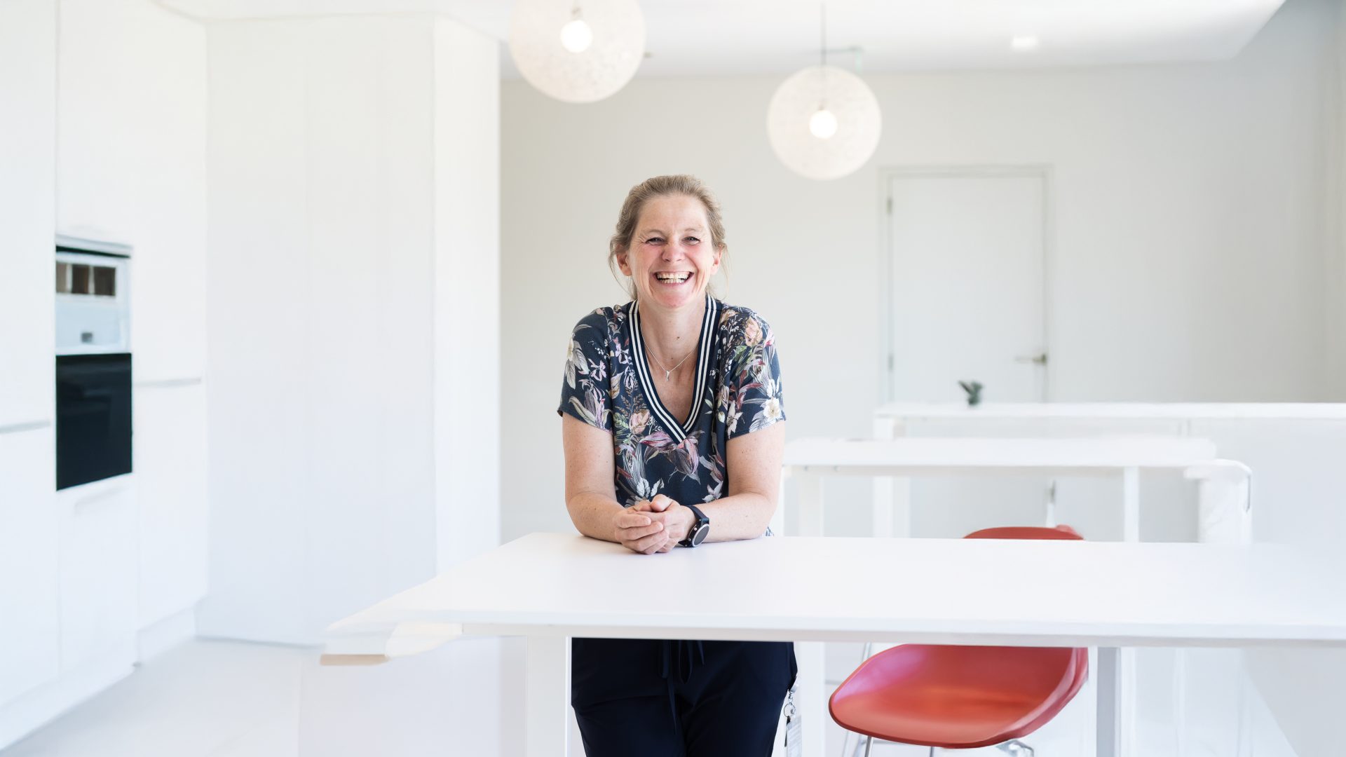 Portretfoto van een zeiler bij zeilactiviteit.