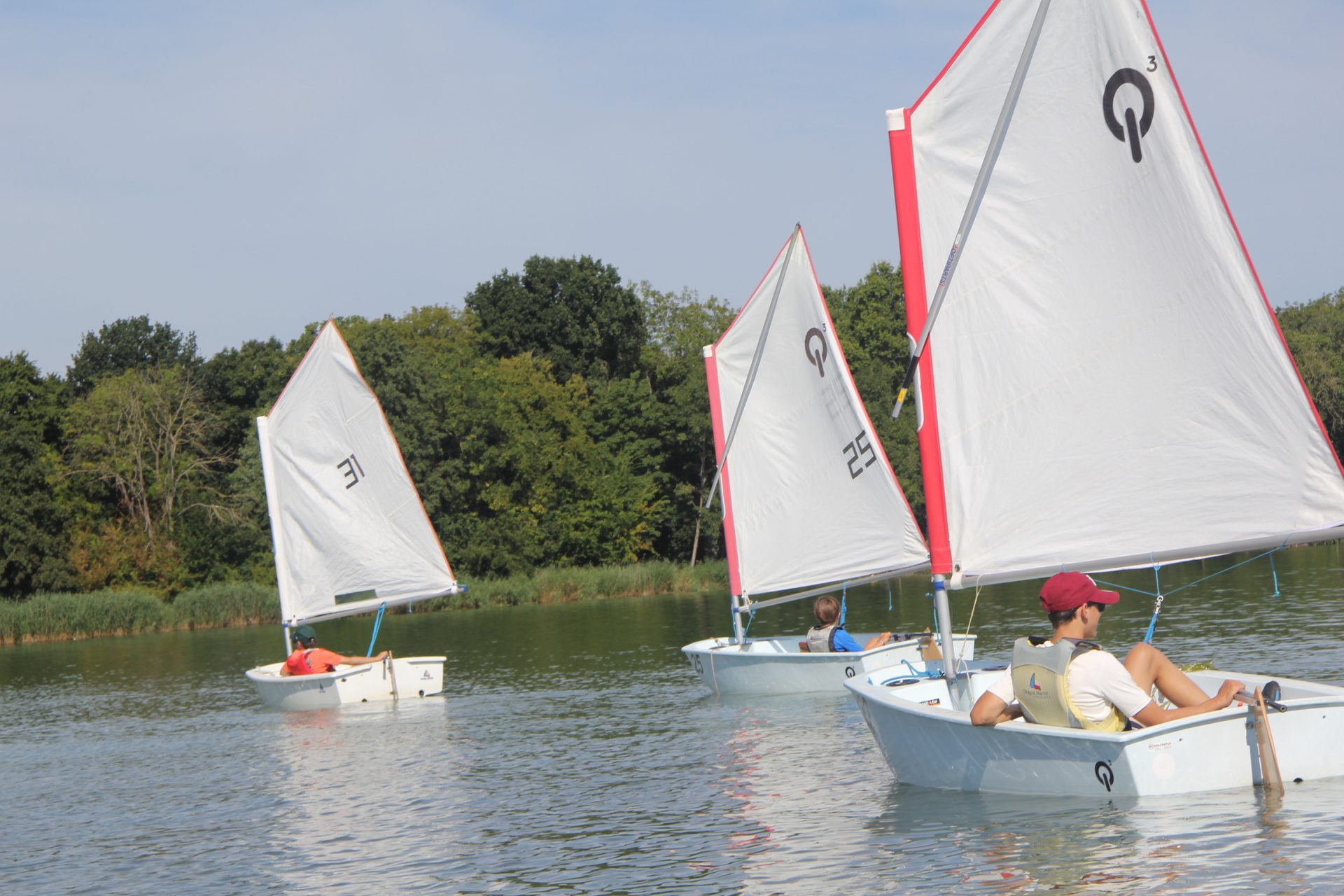 Optimist zeilboten varen bij elkaar op de Oosterplas.