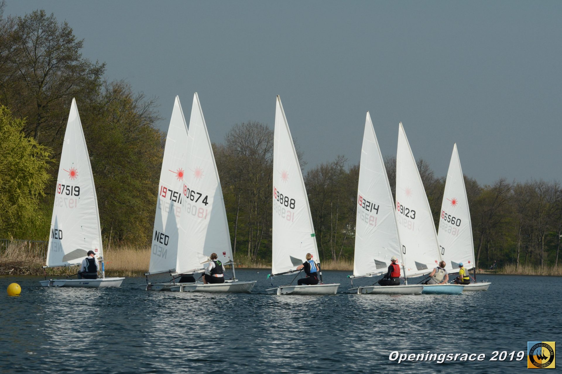 Zeilboten varen in het wedstrijdveld tijdens de Openingsrace ZVO 2019.