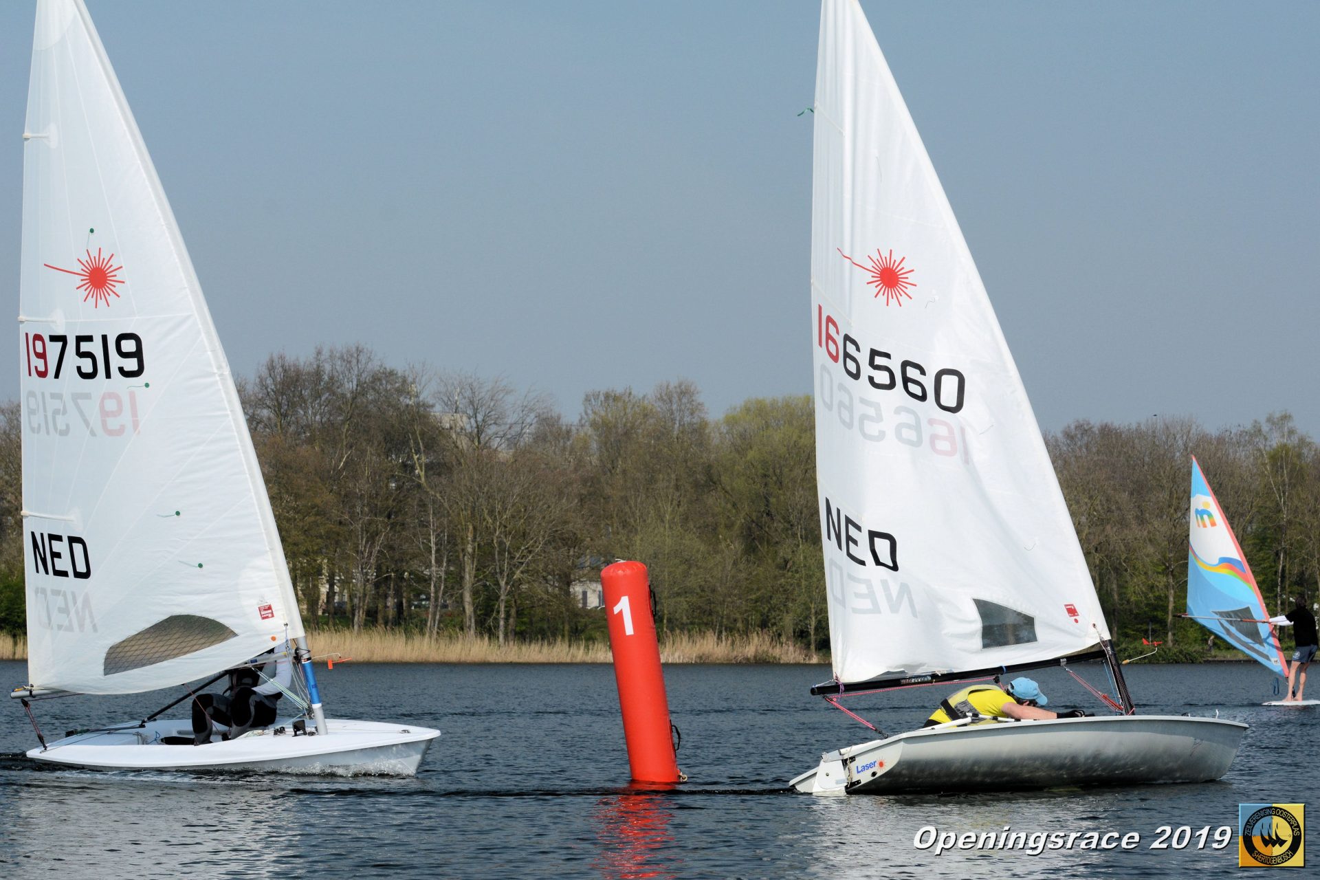 Zeilboten varen om een rode wedstrijdboei tijdens de Openingsrace ZVO 2019.