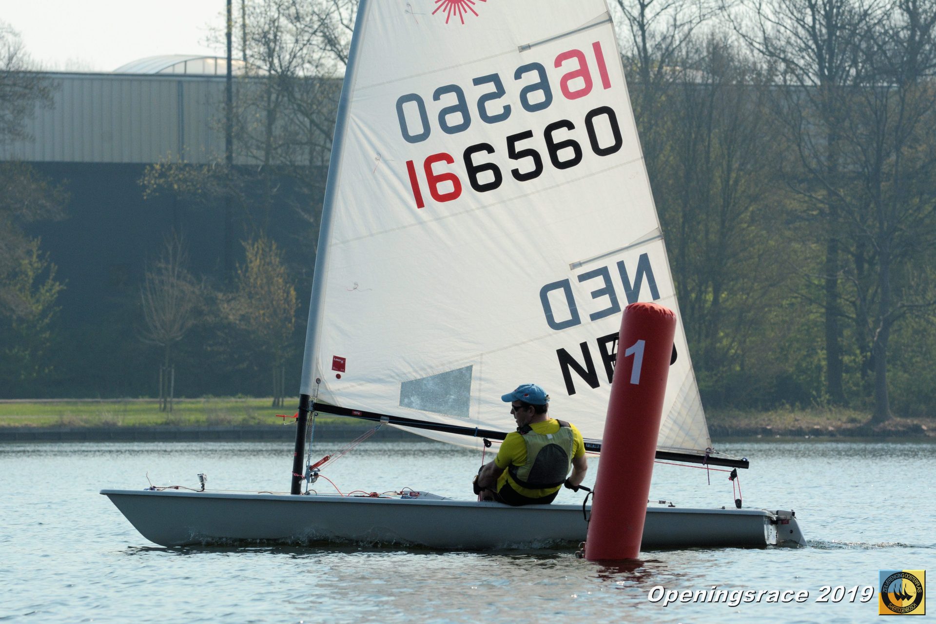 Een zwaardboot vaart langs een rode wedstrijdboei tijdens de Openingsrace ZVO 2019.