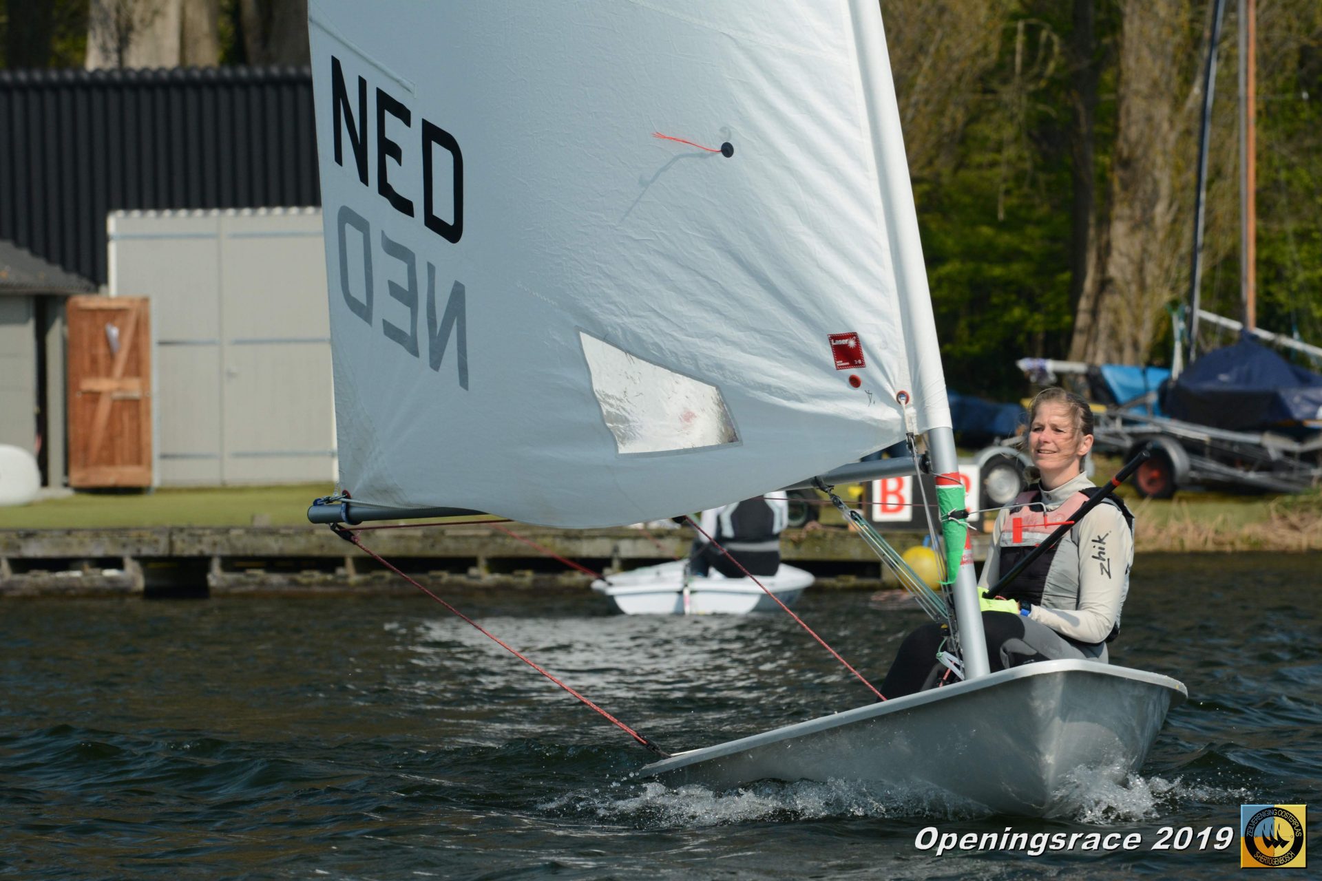 Een zeiler vaart in een zwaardboot dicht bij de kant tijdens de Openingsrace ZVO 2019.