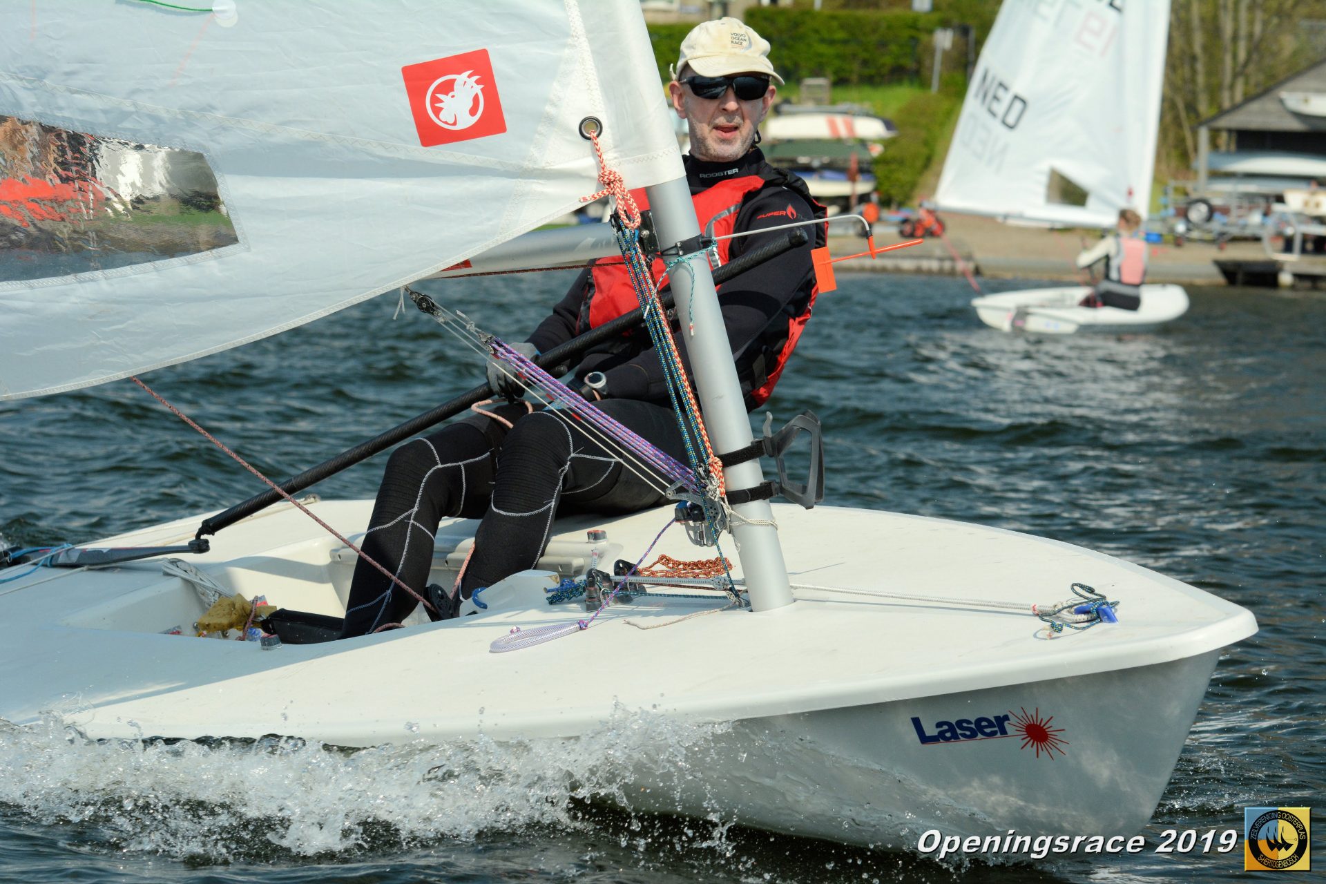 Een zeiler vaart met een zwaardboot door golfslag tijdens de Openingsrace ZVO 2019.