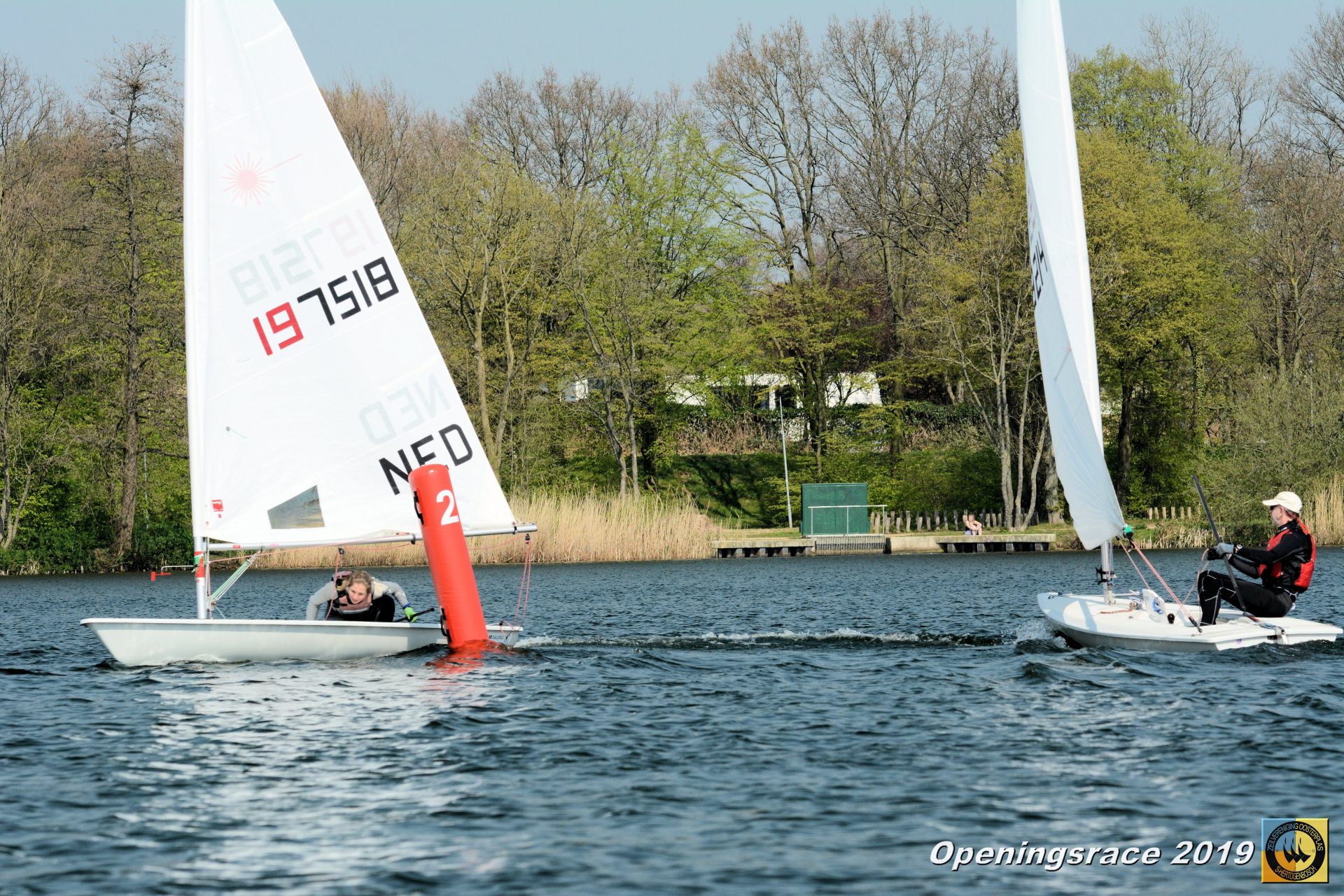 Zeilboten ronden een rode boei tijdens de Openingsrace ZVO 2019.