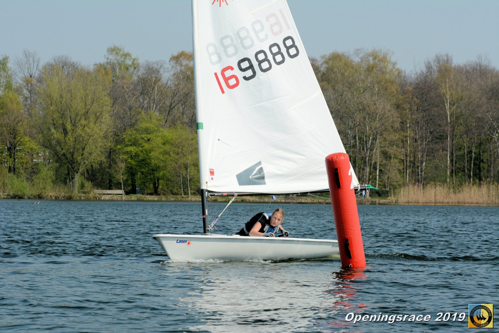 Een zwaardboot rondt een rode wedstrijdboei tijdens de Openingsrace ZVO 2019.