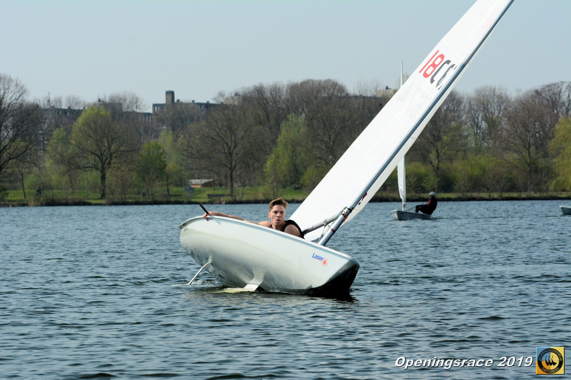 Een zwaardboot helt op de Oosterplas tijdens de Openingsrace ZVO 2019.