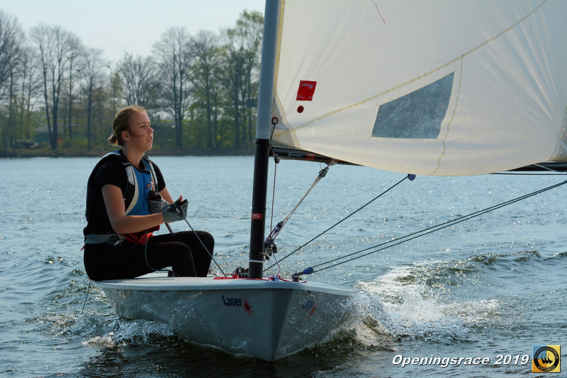 Een zeiler vaart in een zwaardboot richting camera tijdens de Openingsrace ZVO 2019.