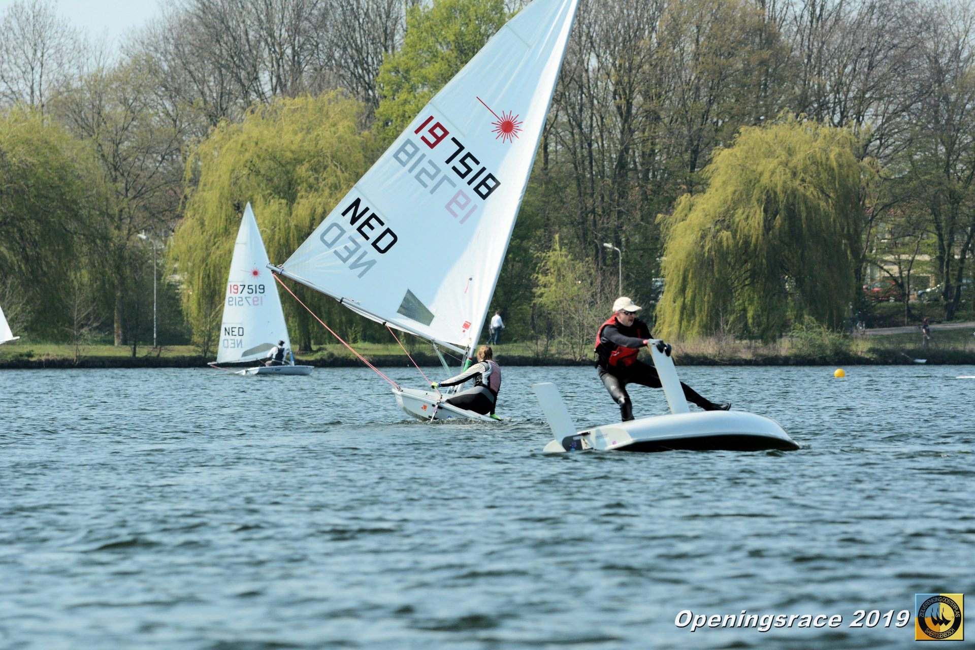 Twee zeilers hangen uit in zwaardboten tijdens de Openingsrace ZVO 2019.