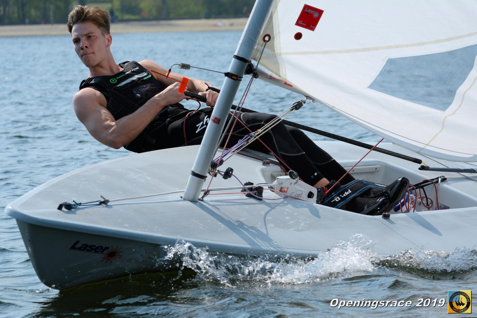 Een zeiler hangt uit in een Laser zwaardboot tijdens de Openingsrace ZVO 2019.