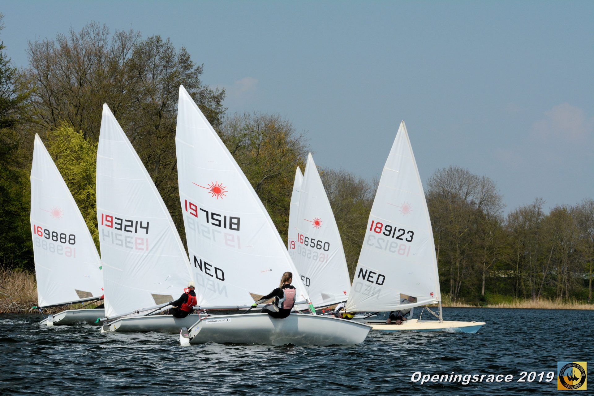 Laser zeilboten varen in het wedstrijdveld tijdens de Openingsrace ZVO 2019.