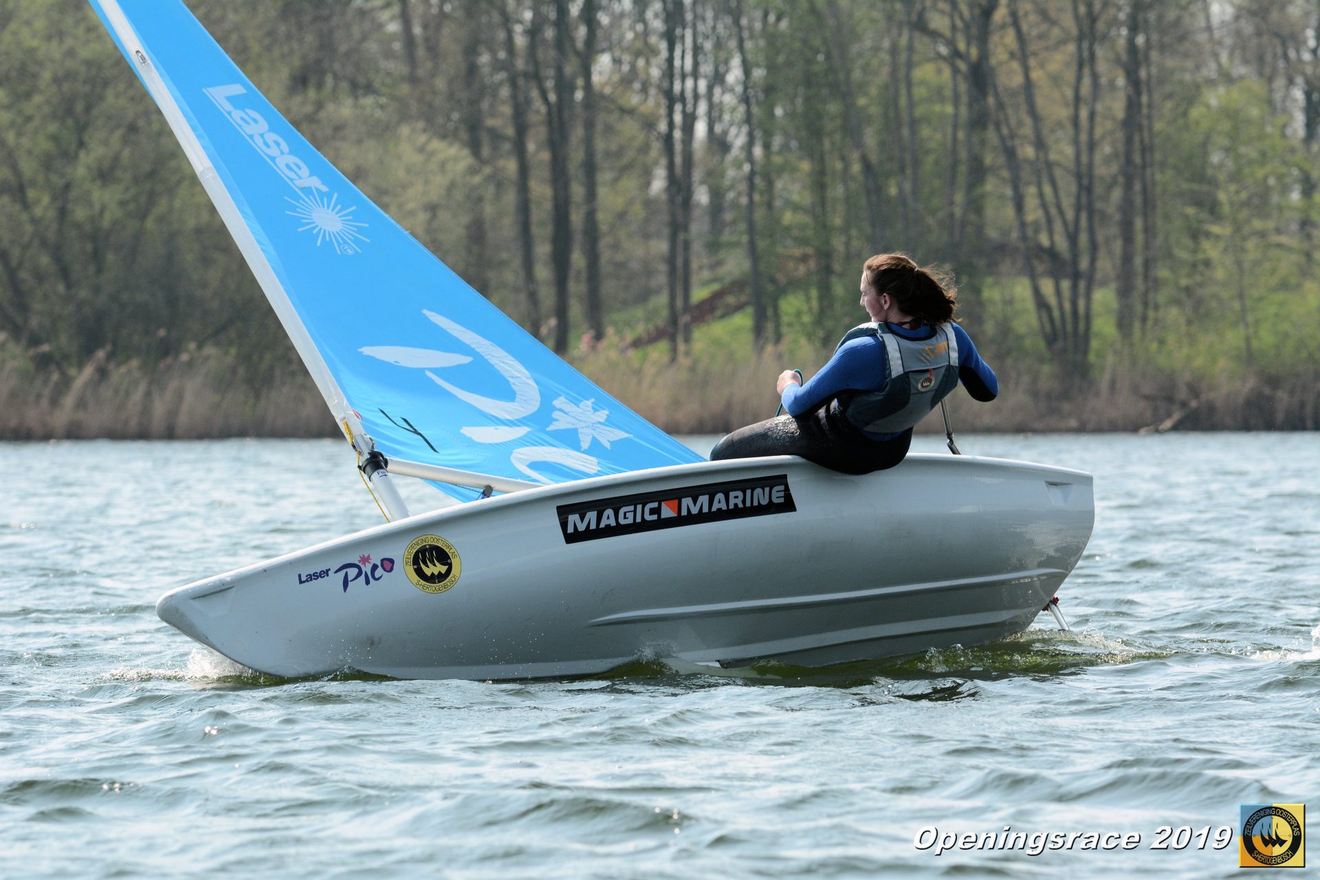 Een zwaardboot met een blauw zeil vaart tijdens de Openingsrace ZVO 2019.