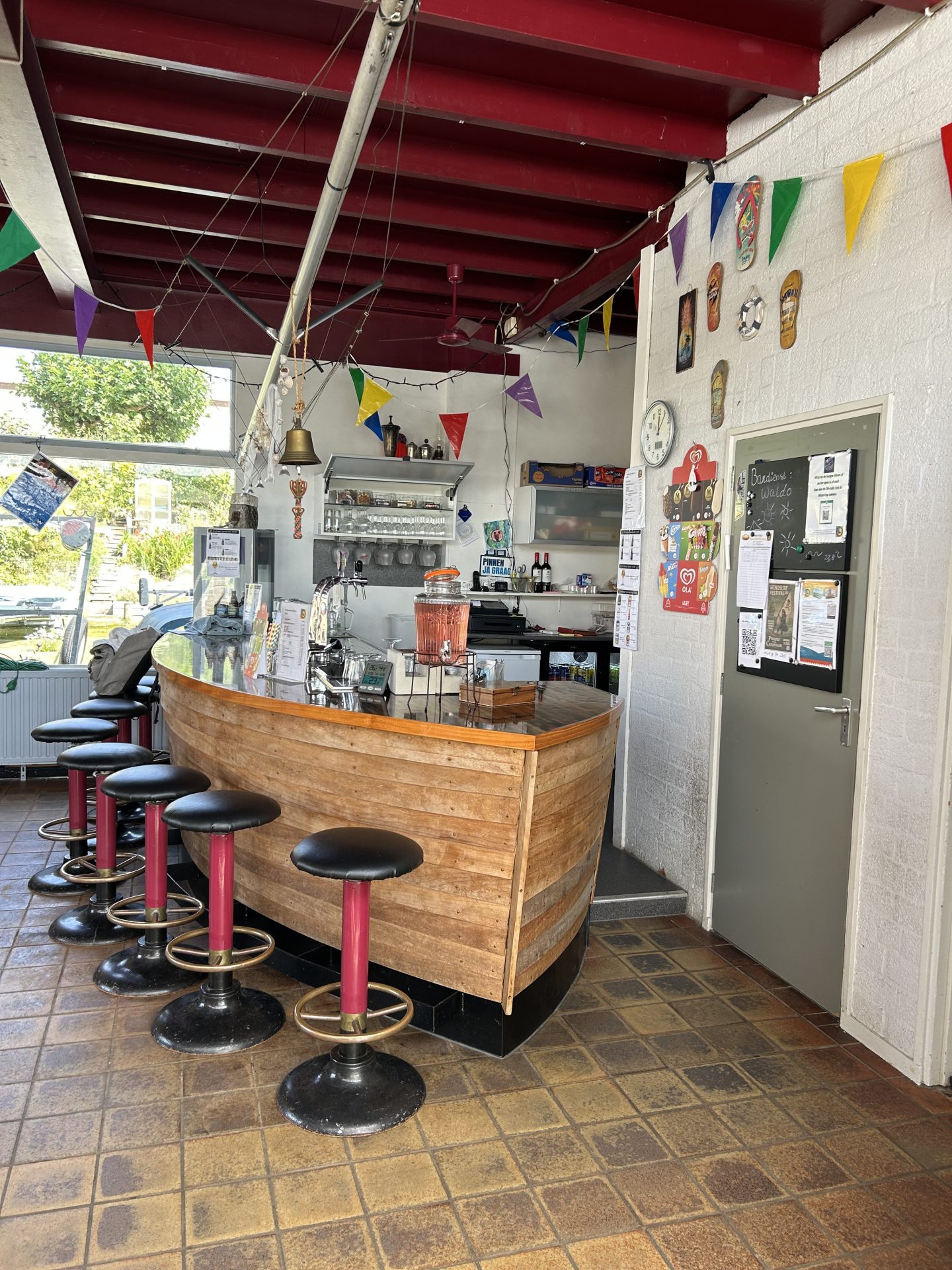 Bar in de vorm van een boot in het clubhuis van ZVO