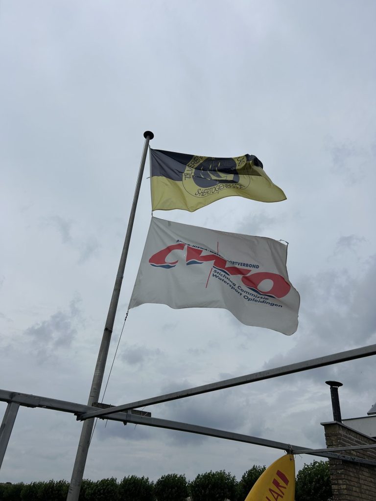 ZVO en CWO vlaggen wapperen bij de Oosterplas.