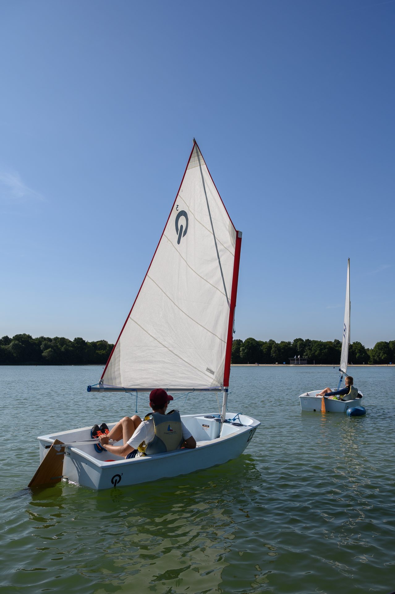 Zeilboten varen op de Oosterplas tijdens instructie of training.
