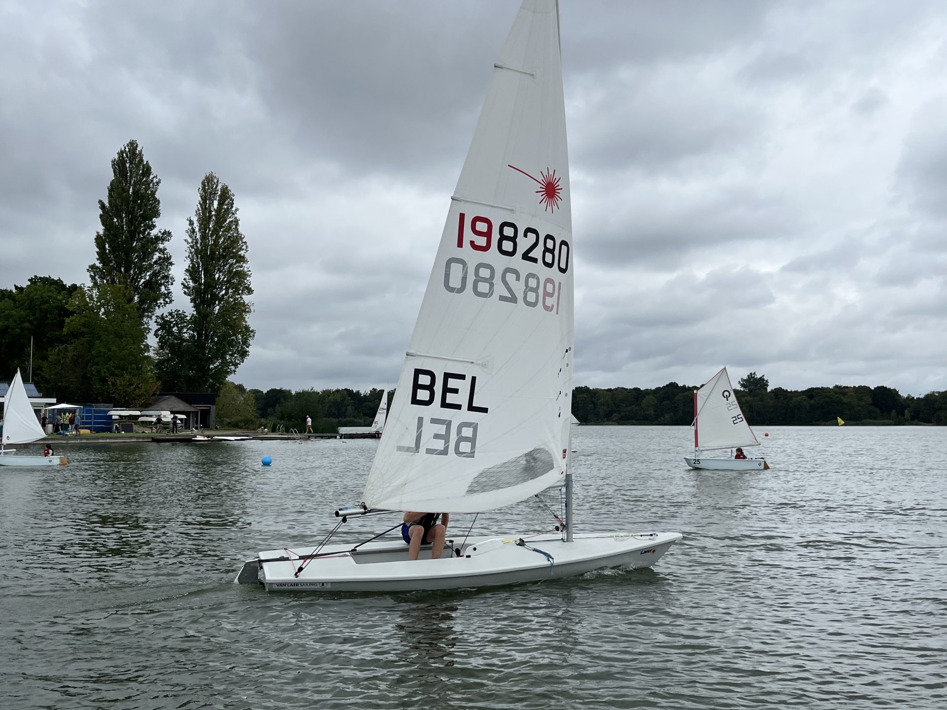 Een Laser zeilboot vaart op de Oosterplas.