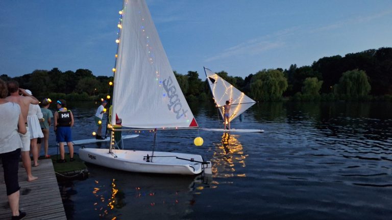 Zeilboot of watersportbeeld bij midzomernacht sfeer.