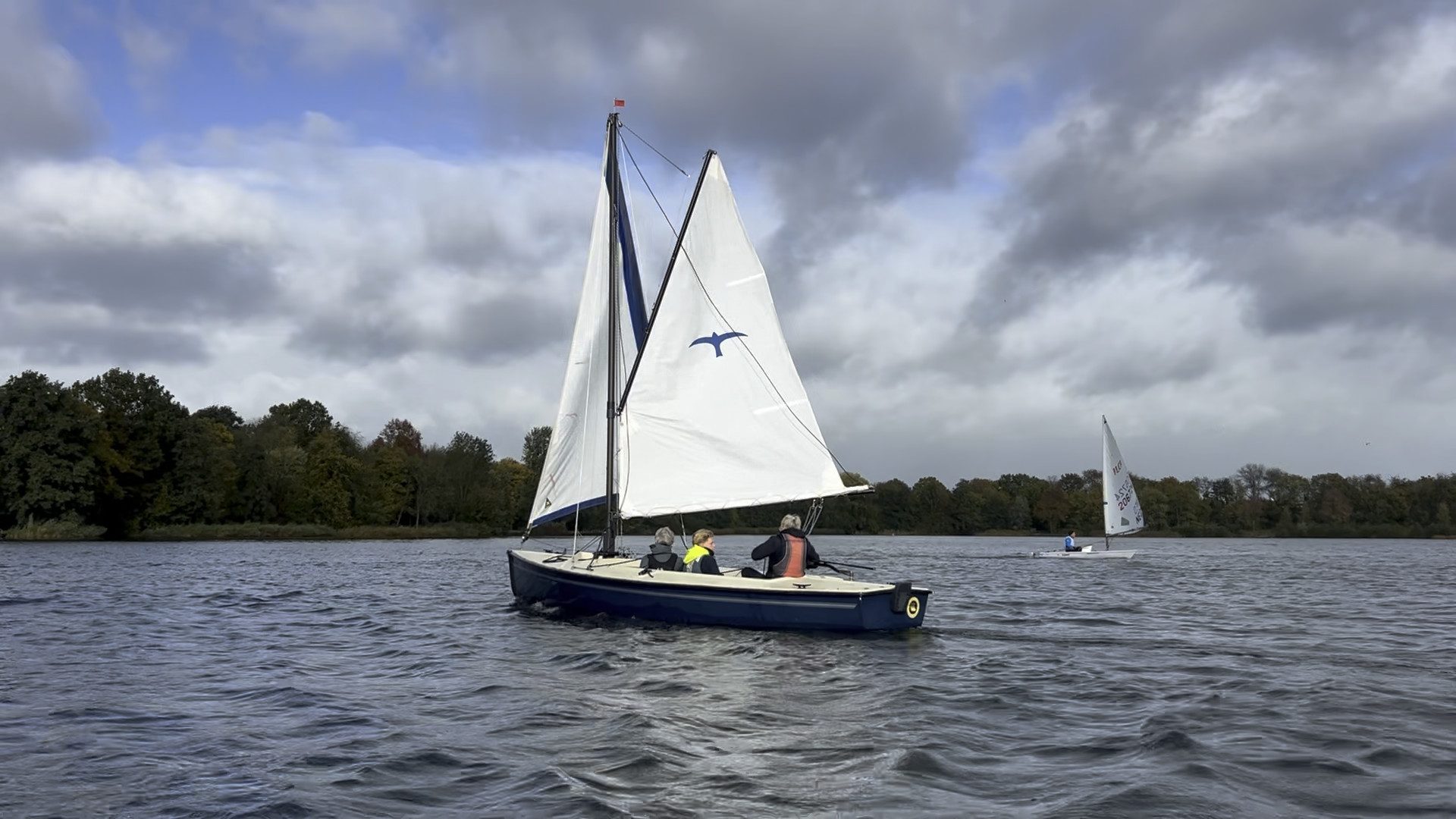 Volwassenen varen in een Valk zeilboot bij ZVO.