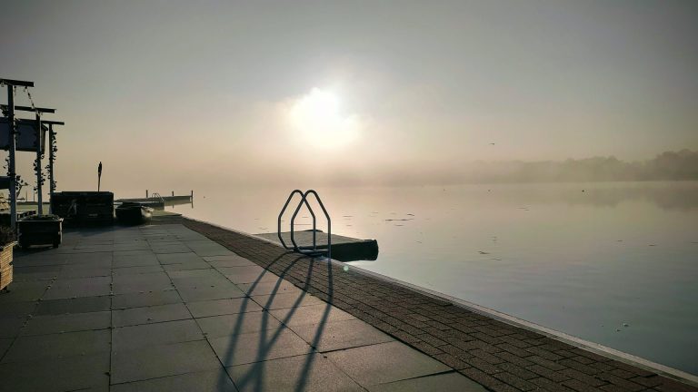 Zwemmers zijn in de ochtend actief in de Oosterplas.