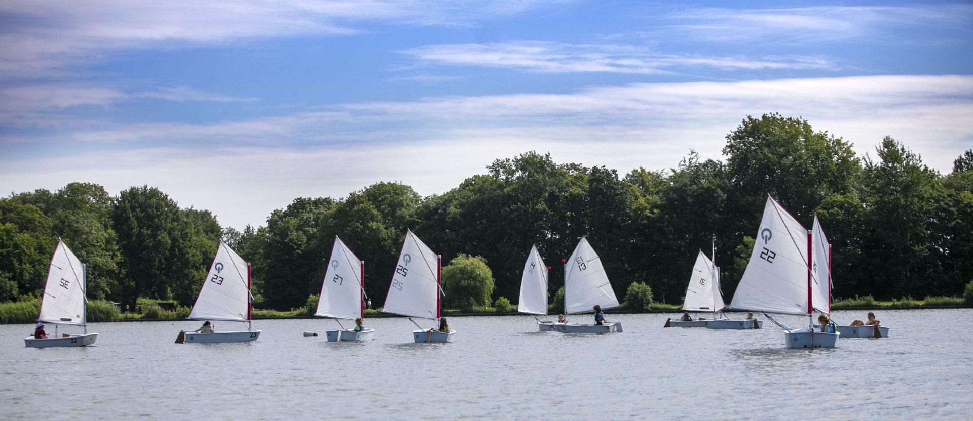Zeilboten varen op de Oosterplas tijdens ZVO activiteit.