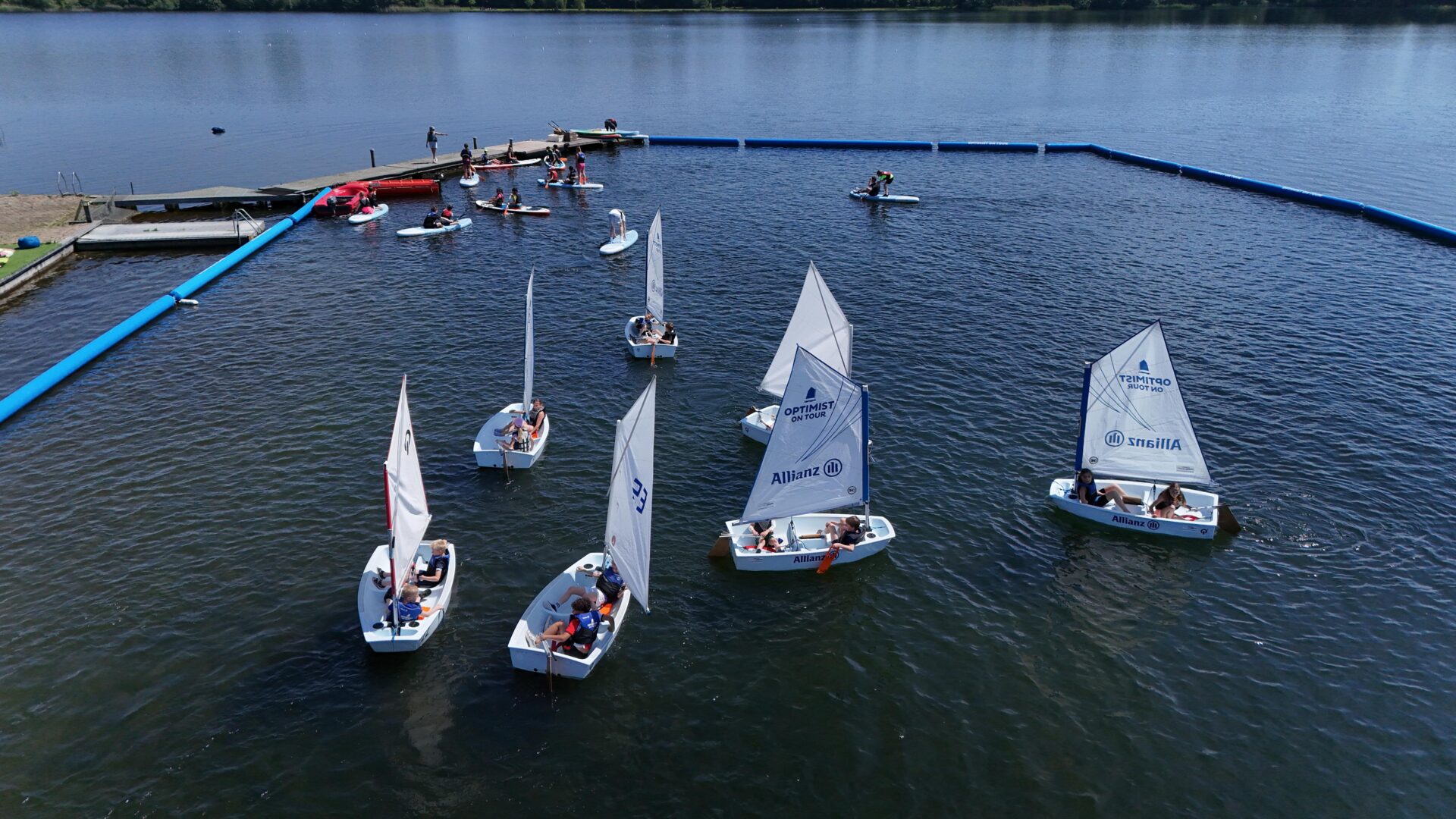 Dronebeeld van Optimist zeilboten op de Oosterplas.