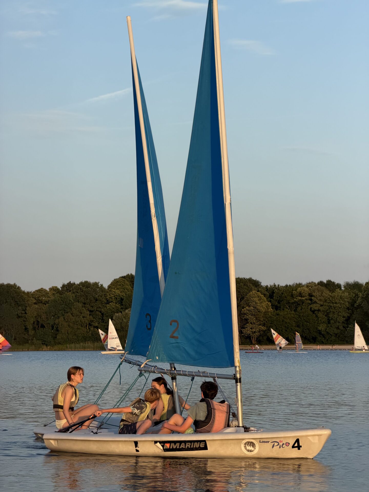Een zeilboot met blauwe zeilen vaart op de Oosterplas tijdens Midzomernacht 2026.