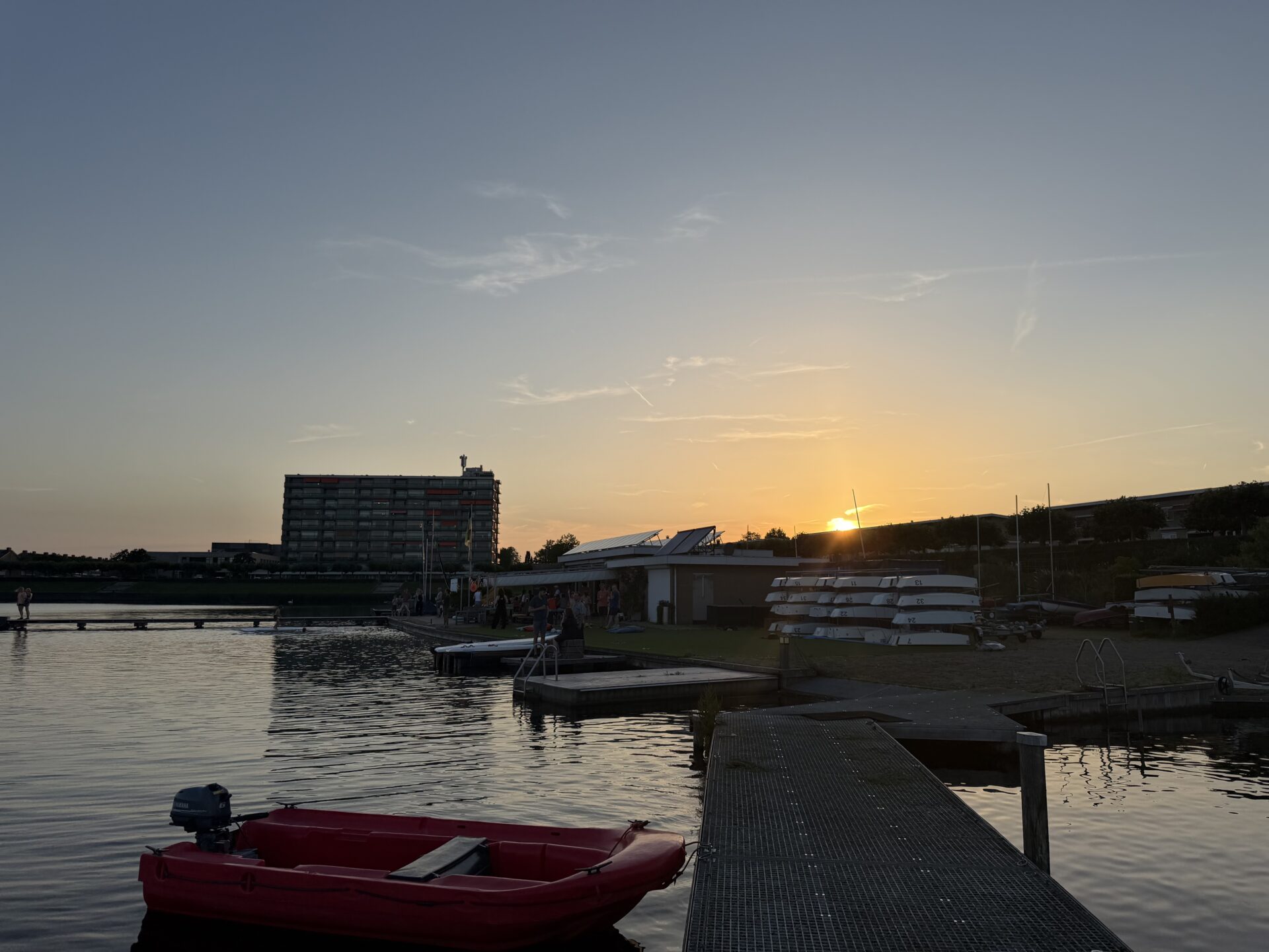 De zon gaat onder bij de steiger en het water van de Oosterplas tijdens Midzomernacht 2026.