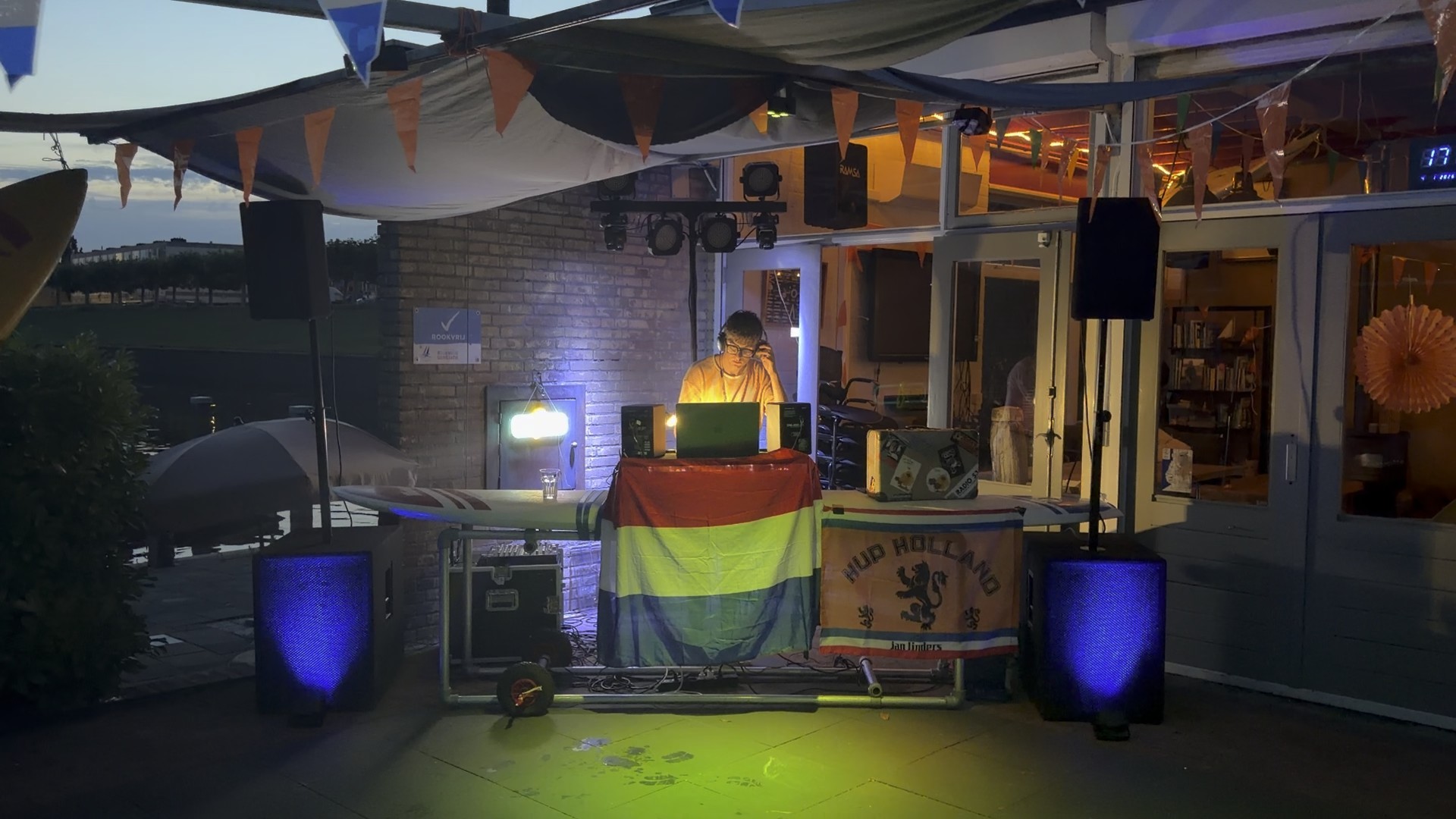 DJ Ruben staat bij de draaitafel tijdens de disco van Midzomernacht 2026.